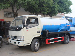 东风多利卡5方吸污车