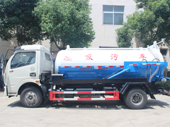 东风多利卡8方吸污车