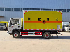 东风多利卡D6黄牌爆破器材运输车