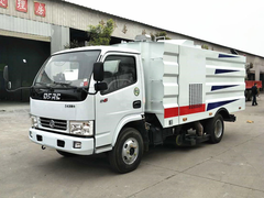 东风小多利卡5方吸尘车