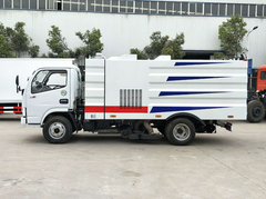 东风小多利卡5方吸尘车