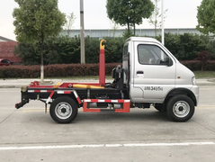 东风小霸王勾臂垃圾车