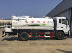 单桥东风专底洒水车