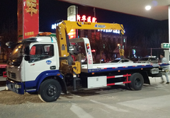 多利卡D7带吊机一拖二清障车