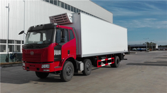 解放J6小三轴7.6米冷藏车