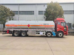 解放前四后八26.3方铝合金运油车