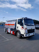 重汽豪沃国六6.2方油罐车