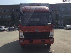 重汽豪沃排半3.8米冷藏车