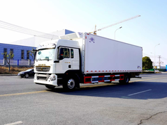 重汽豪沃高顶双卧9.45米冷藏车（单桥）